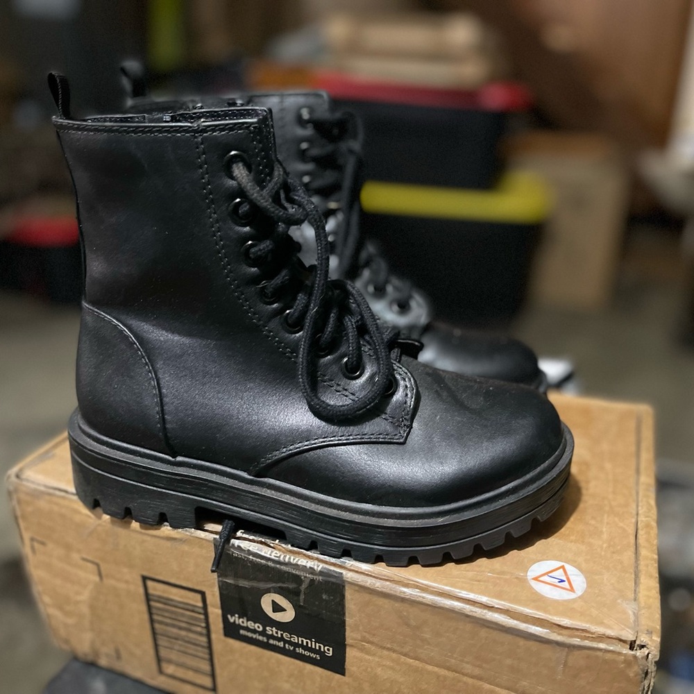 Woman’s Unr8ted Black Firm Combat Boots